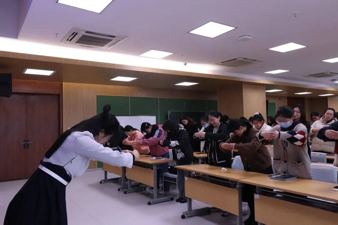 傅玲丹受邀为校团委学生会成员与阿尔伯塔学院学生带来关于如何提升